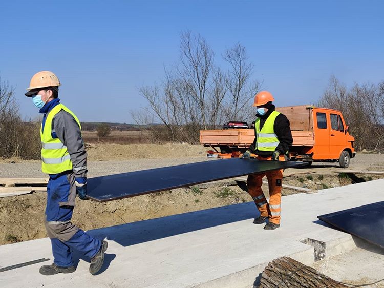 Незважаючи на карантин на Калущині триває будівництво мосту через Дністер: фотофакт