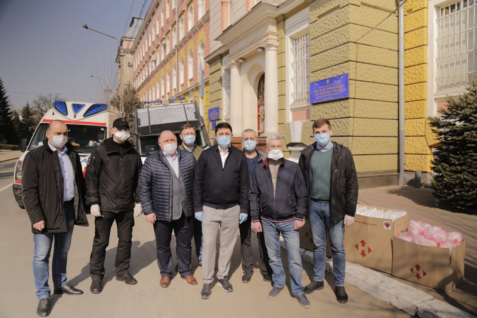 Франківські волонтери передали медикам та поліції засоби індивідуального захисту: фоторепортаж