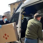 Франківські волонтери передали медикам та поліції засоби індивідуального захисту: фоторепортаж