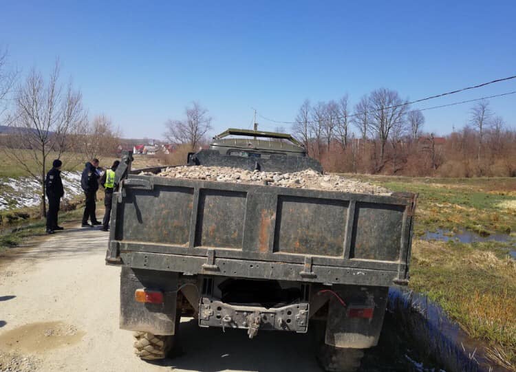 Чоловік з Надвірнянщини незаконно перевозив пішано-гравійну суміш, його затримала поліція