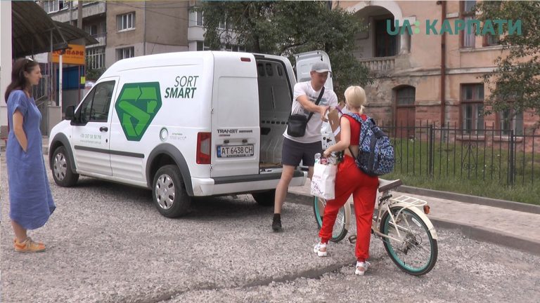 Вулицями франківська курсує Smartмобіль, який збирає вторсировину: відео