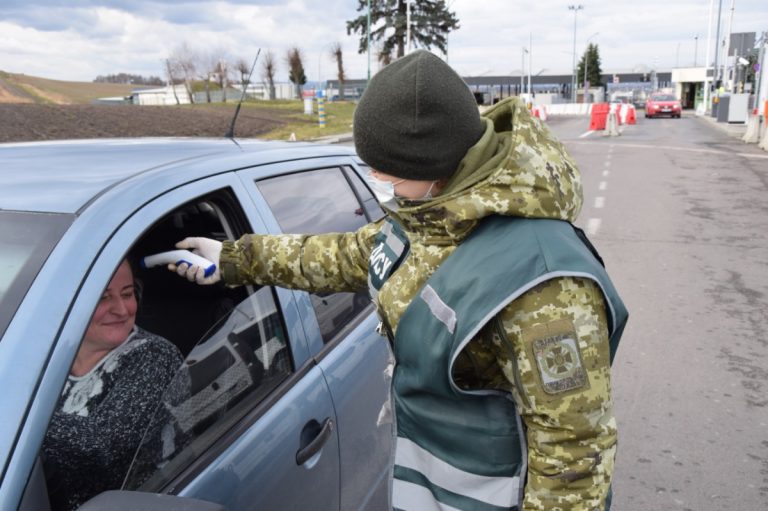 Блок-пости та скринінг температури: в'їзд в Івано-Франківськ обмежать з 2 квітня