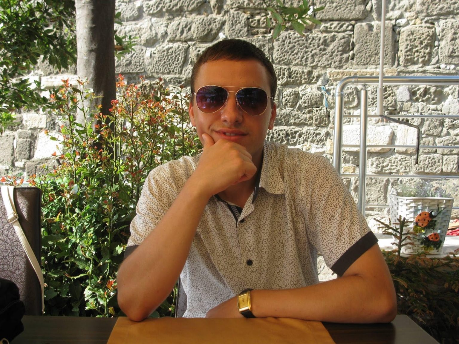 Бігав по столі й обливався водою: "слуга народу" влаштував дебош у мерії. Відео