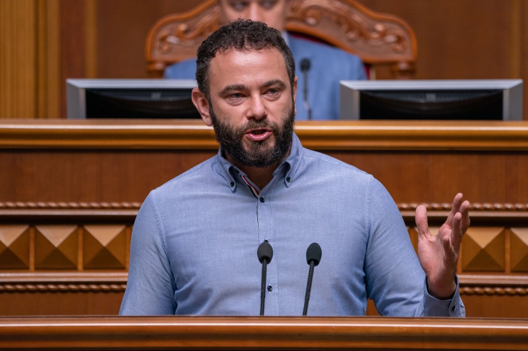 Скандальний Зе-депутат Дубінський назвав іноземного журналіста «бродячою твариною». Фото