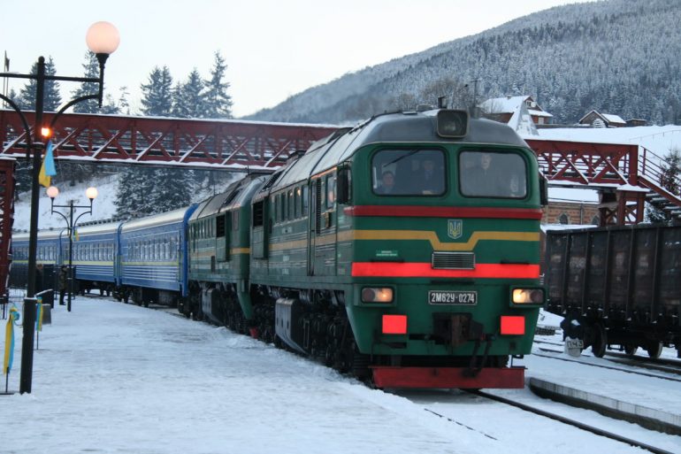 На Прикарпатті приміські залізничні перевезення – під загрозою закриття: відео