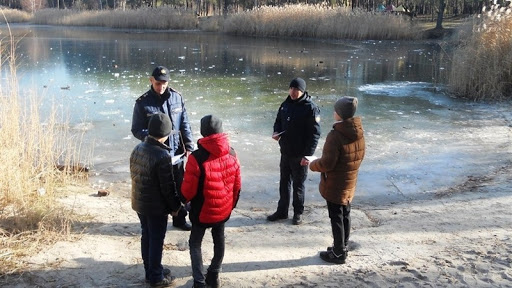 У Коломиї двоє дітей без нагляду дорослих грались неподалік озера