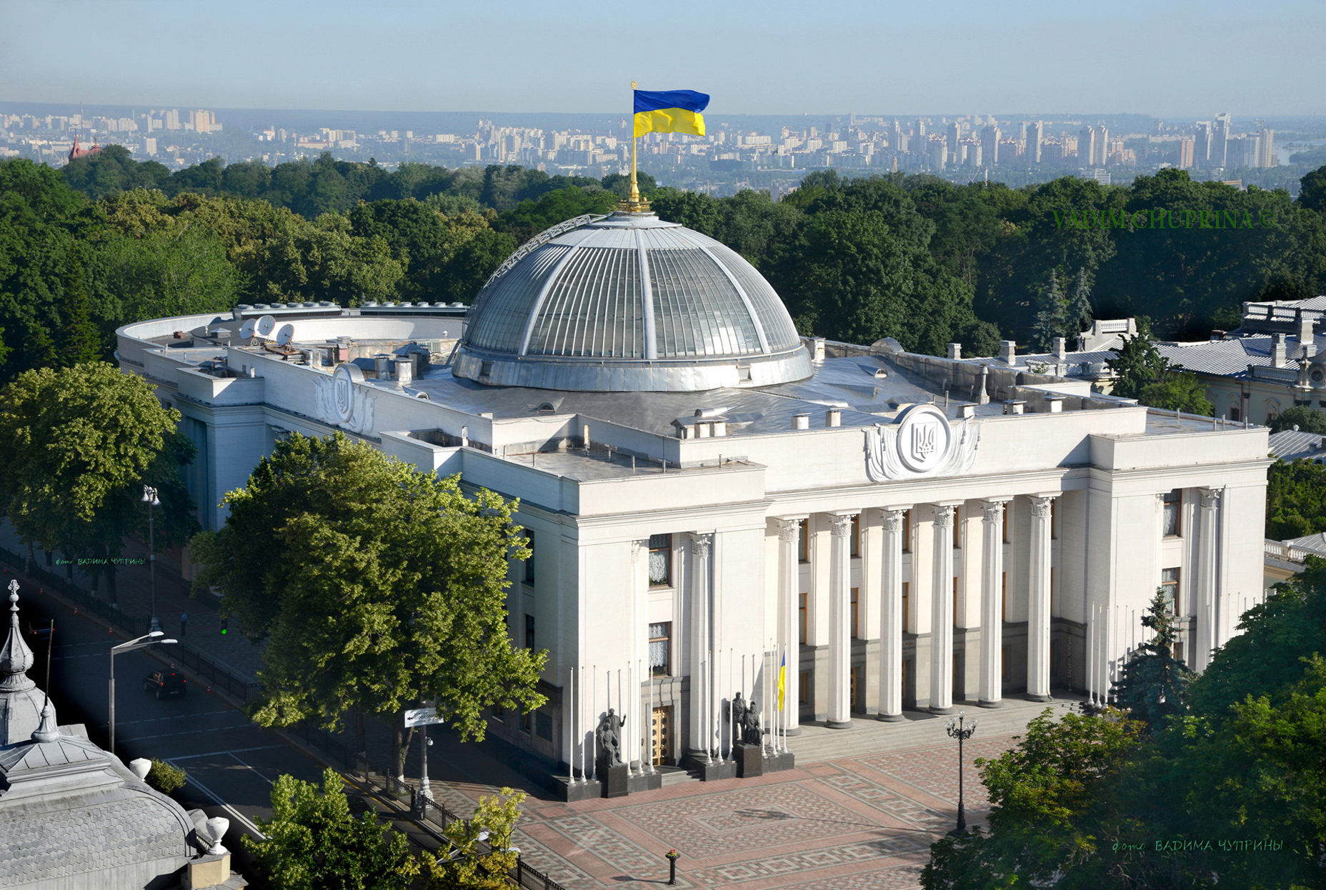 Банкет під час чуми. Слідом за урядом брязкалець на сотні тисяч гривень накупила й Верховна Рада. Фото