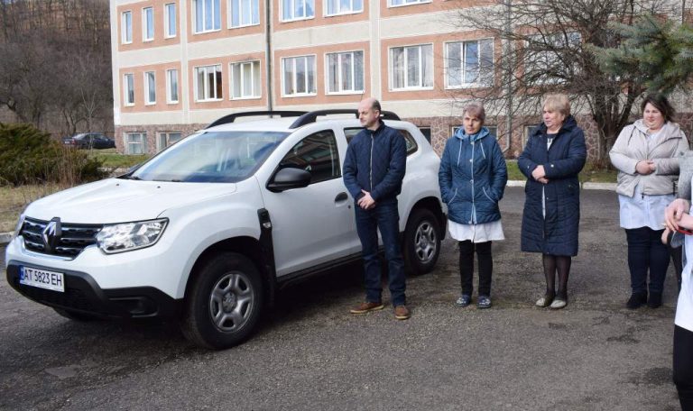 Вигодській лікарні передали автомобіль