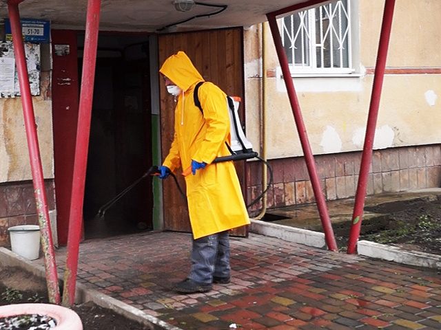 У Коломиї обробляють під'їзди дезінфікуючим розчином: відео