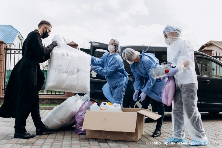 Архієпархія УГКЦ передала допомогу двом районним лікарням