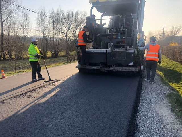 На Прикарпатті триває весняний ремонт доріг