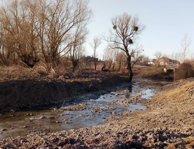 В Калуському районі розчистили потічок, який під час сильних опадів затоплював село