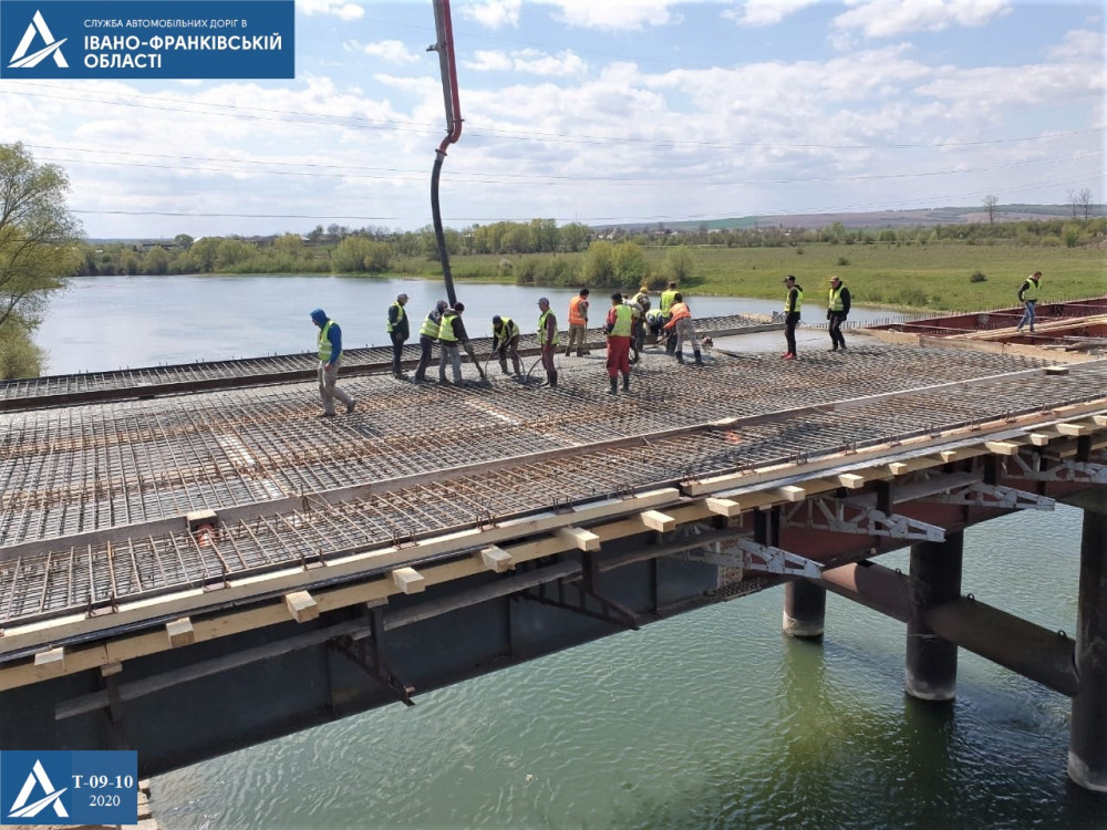 У Калуському районі продовжується спорудження мосту через Дністер