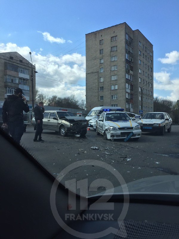 В Івано-Франківську авто поліції охорони потрапило в ДТП - на місці події працюють патрульні і швидка