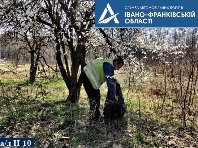 Прикарпатські дорожники наводять лад на узбіччях після зими