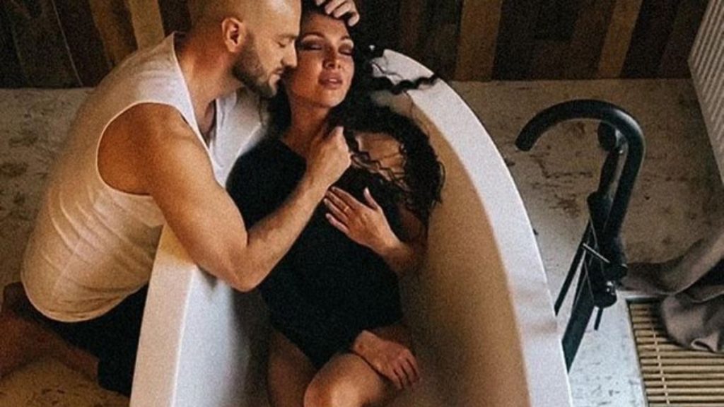 Влад Яма влаштував чуттєву фотосесію з дружиною у ванній. Фото