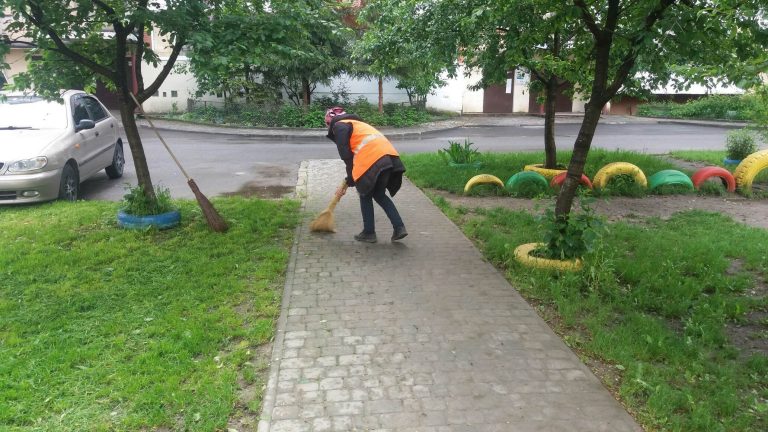 "Хочу подякувати за чисте місто. Це надзвичайно важливо", - Марцінків про прибрання прибудинкових територій