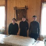 Монахи зі скиту Манявського та семінаристи виготовляють антисептик й роздають його нужденним: фоторепортаж