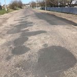 На Прикарпатських дорогах триває ямковий ремонт: фоторепортаж