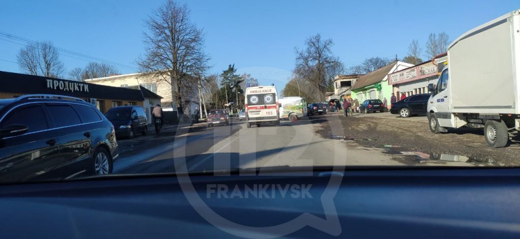 В передмісті Івано-Франківська трапилася серйозна ДТП - рух автотранспорту ускладнено: фото
