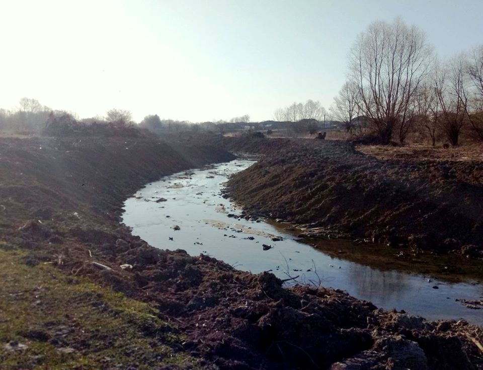 В Калуському районі розчистили потічок, який під час сильних опадів затоплював село: фото