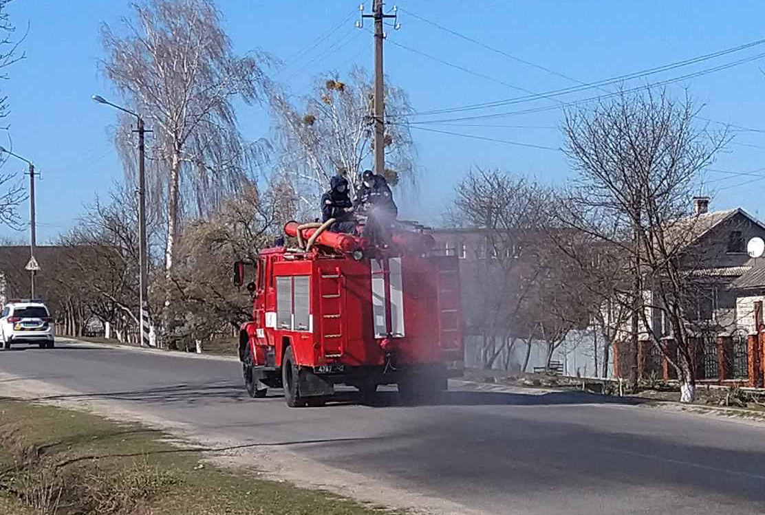 Надзвичайники Івано-Франківщини продовжують роботи з дезінфекції приміщень та доріг