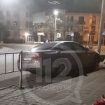 В Івано-Франківську елітна іномарка знесла огорожу на кільці по вулиці Привокзальній: фото