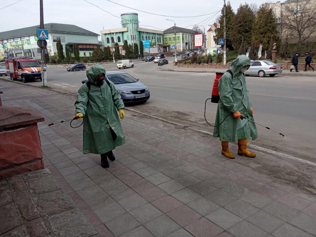 Прикарпатські надзвичайники продовжують проводити активну дезінфекцію приміщень та територій