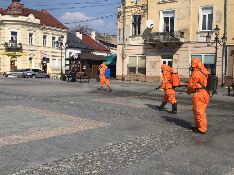 Прикарпатські рятувальники проводять дезінфекцію медичних установ та інших будівель громадського призначення