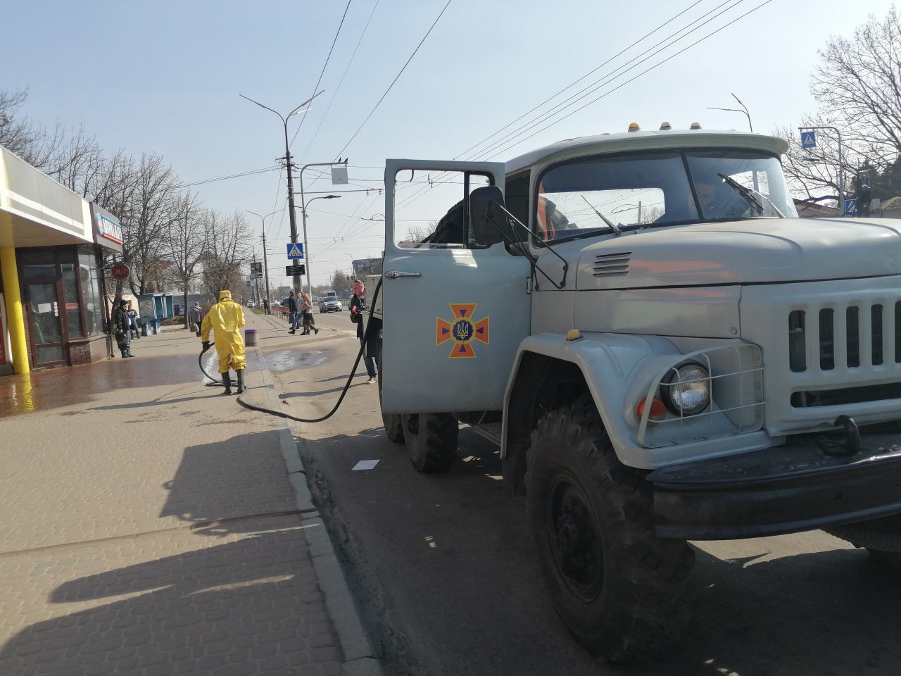 Прикарпатські надзвичайники продовжують проводити дезінфекцію приміщень і територій