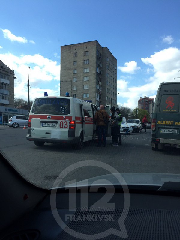 В Івано-Франківську авто поліції охорони потрапило в ДТП - на місці події працюють патрульні і швидка: фото