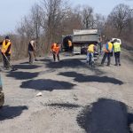 На Прикарпатті триває весняний ремонт доріг: фоторепортаж