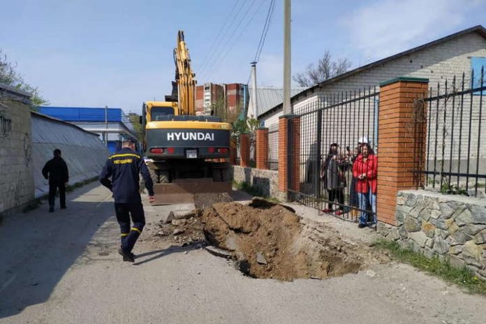 26_main У Дніпрі перед храмом Московської церкви вирили траншею. Фото