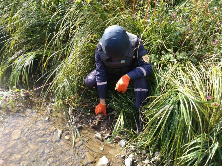 В курортному Яремче, на березі Прута, виявили небезпечну знахідку