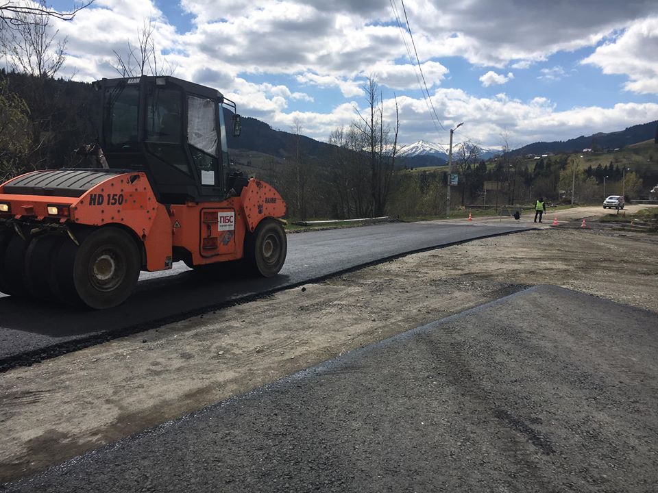 У горах Прикарпаття активно триває ремонт автошляхів державного значення: фото та відео