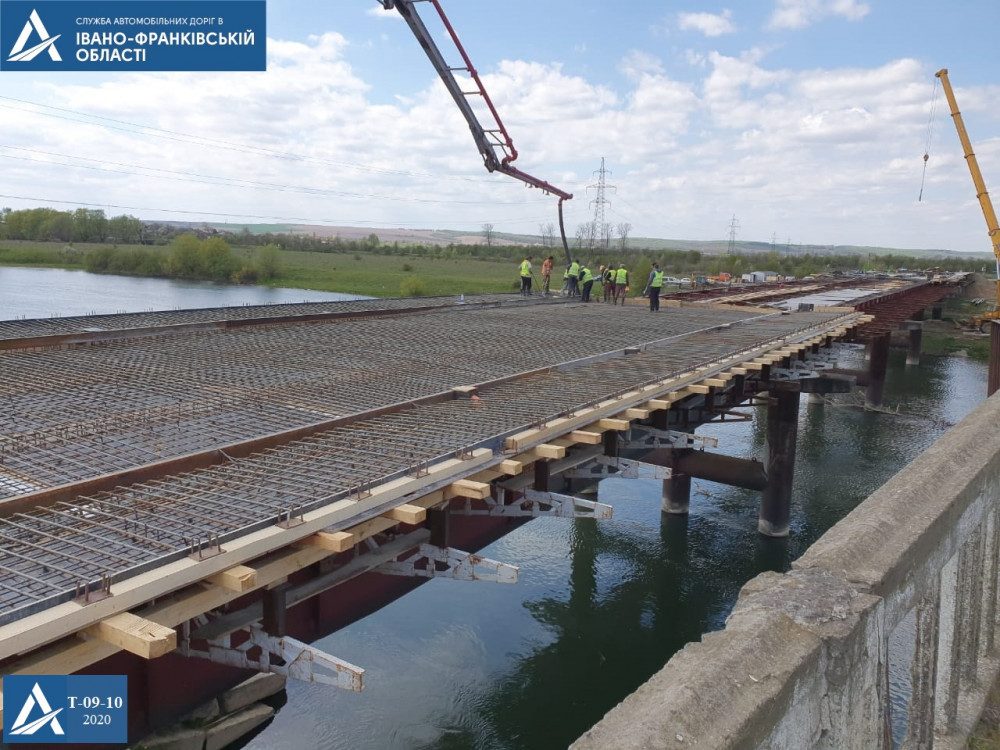 У Калуському районі продовжується спорудження мосту через Дністер: фотофакт