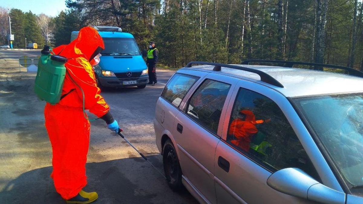 Прикарпатські надзвичайники продовжують проводити дезінфекцію приміщень та території