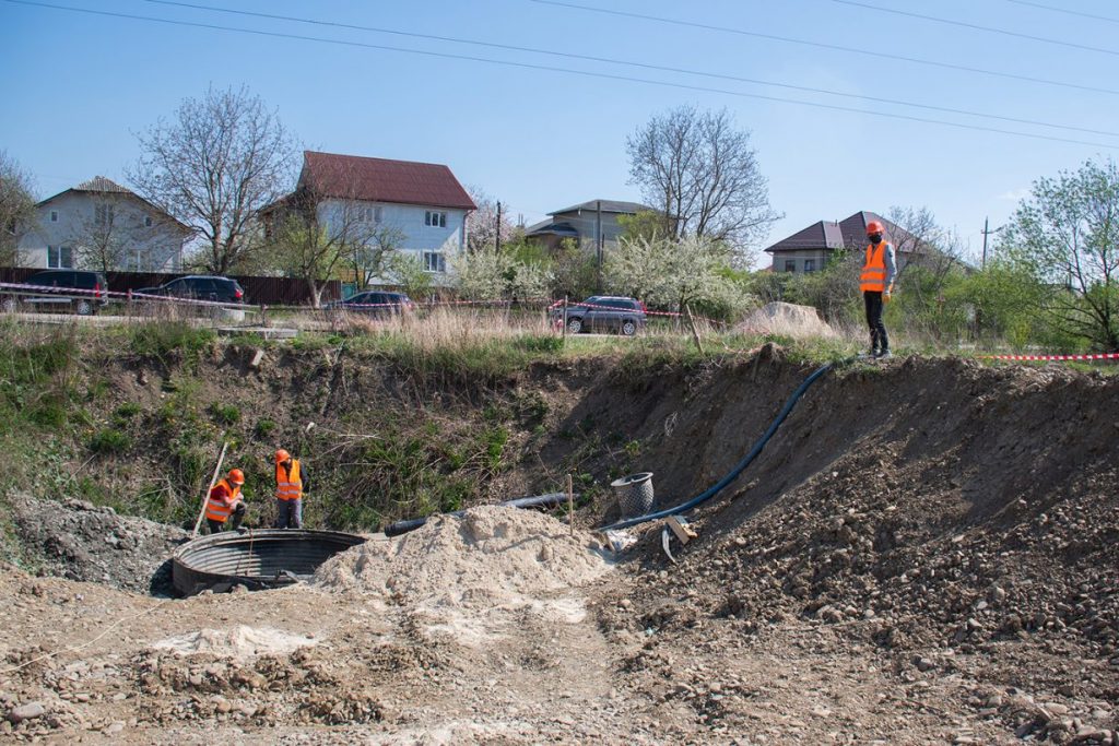 В передмісті Івано-Франківська відновили будівництво каналізації: фото