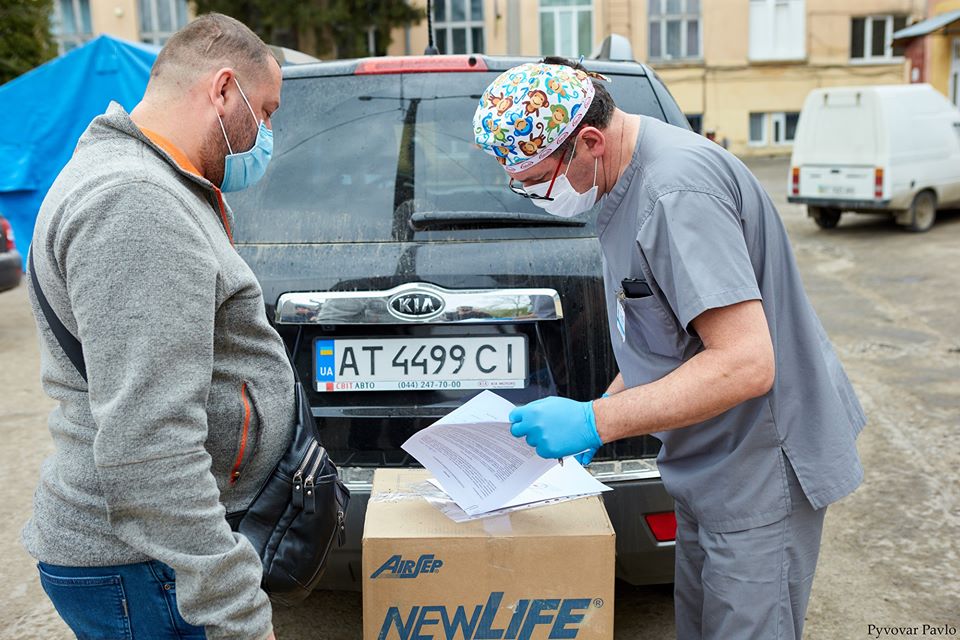 Франківська Перша лікарня отримала кисневий концентратор від благодійників