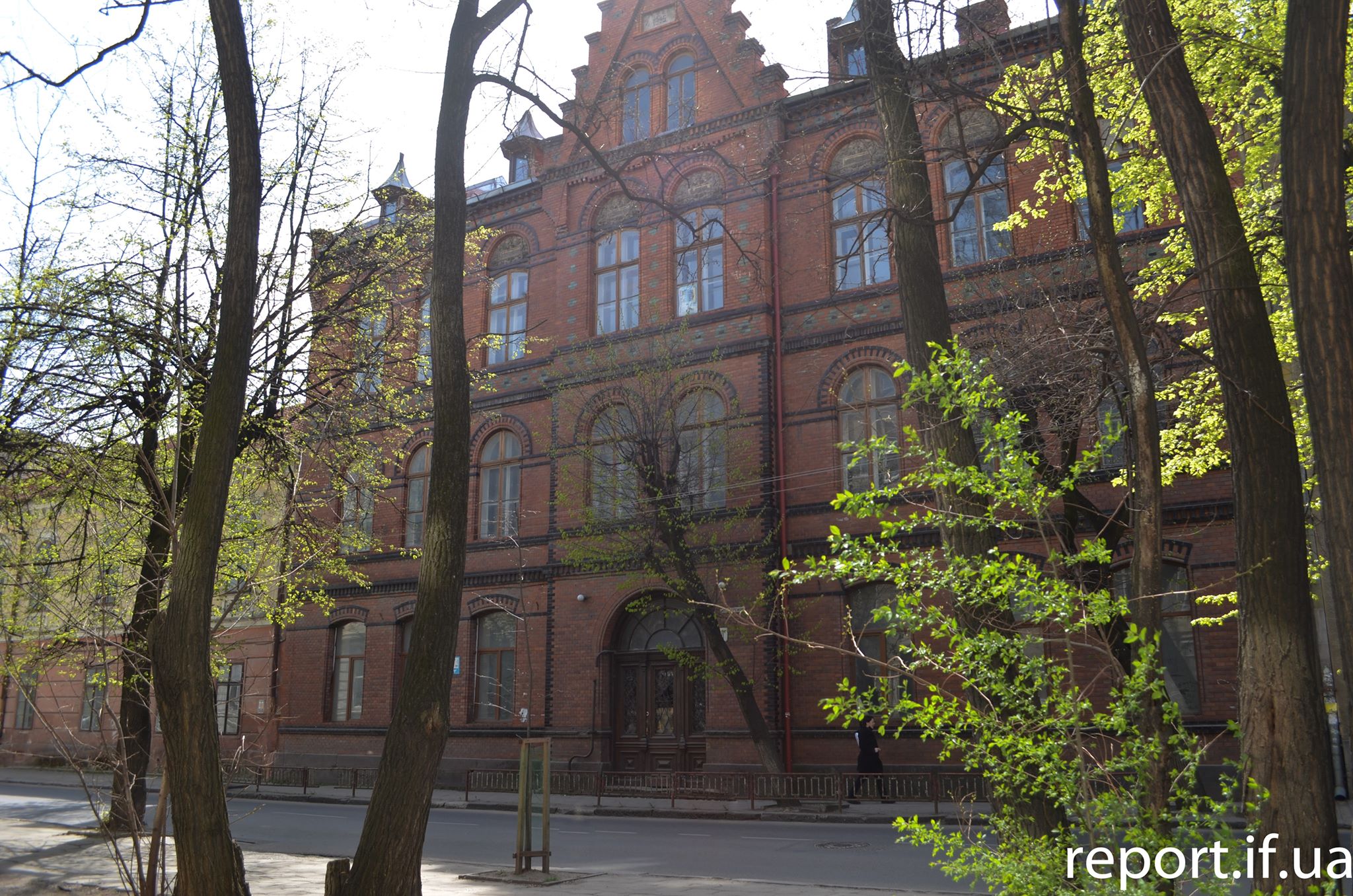 Пам’ятку – в приватні руки. Що чекає колишню школу на Гординського