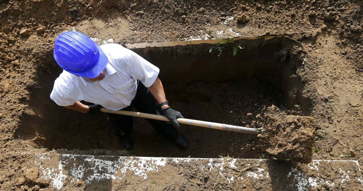 Родичі померлої від коронавірусу прикарпатки мусять самі її ховати, адже з їхніх слів влада відмовилась надати працівників ритуальної служби