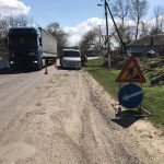 На Прикарпатських дорогах триває ямковий ремонт: фоторепортаж