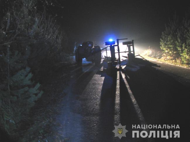 На Франківщині посеред ночі перекинувся трактор - водій загинув, ще одна особа отримала травми