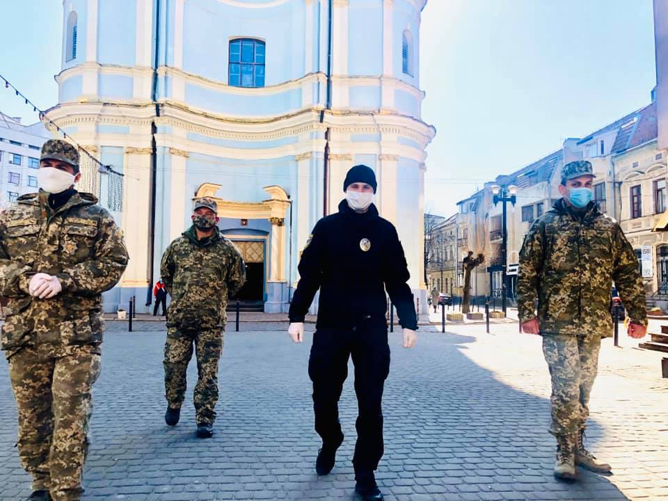 Прикарпатські правоохоронці посилено патрулюють біля храмів, щоб запобігти порушенням карантину