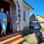 Прикарпатські поліцейські перевіряють неблагонадійні сім'ї: фоторепортаж