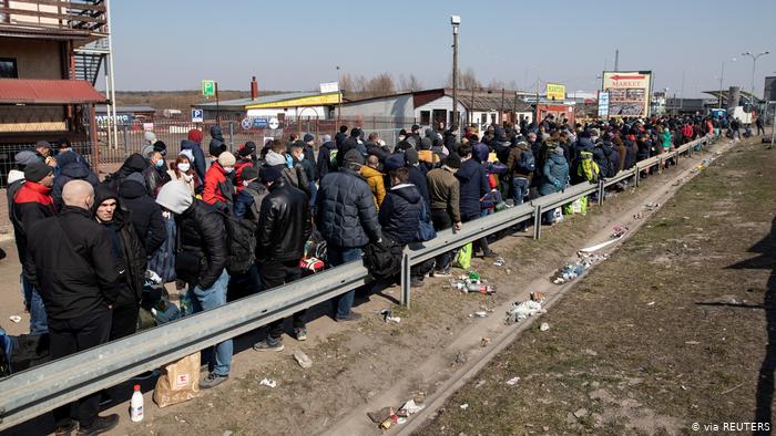 Бізнес по-українськи: як перевізники наживаються на заробітчанах, які повертаються додому