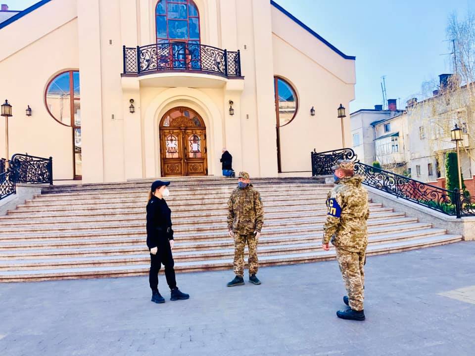 Прикарпатські правоохоронці посилено патрулюють біля храмів, щоб запобігти порушенням карантину: фото