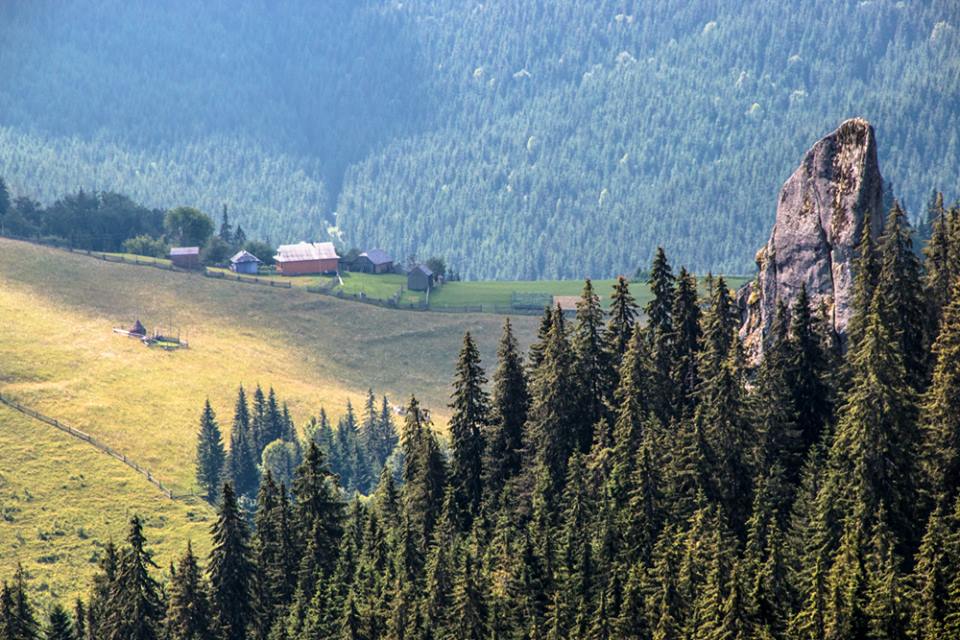 Унікальне місце на Верховинщині - як виглядає з висоти пташиного польоту пам'ятка природи Угорські скелі