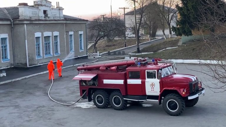 Прикарпатські рятувальники продовжують дезінфікувати приміщення та дороги