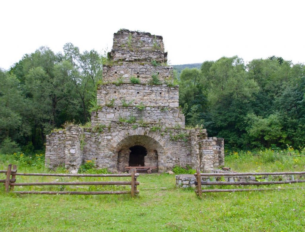Архітектурні скарби Прикарпаття. Єдина в Україні доменна піч в урочищі «Ангелів»: фото